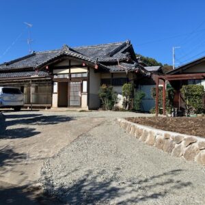 集落内の平屋日本家屋。離れや倉庫付き。