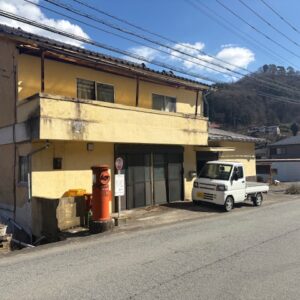 多目的に利用可能な広い土間あり！カフェや販売など向き。 駐車場スペースもあり