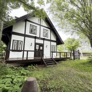 凛と佇む太い梁、吹き抜けと暖炉が紡ぐ、美麗のギャラリーハウス。