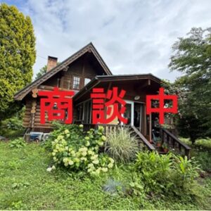 開放感あふれる南面道路の敷地、小淵沢で暮らす本格丸ログハウス。